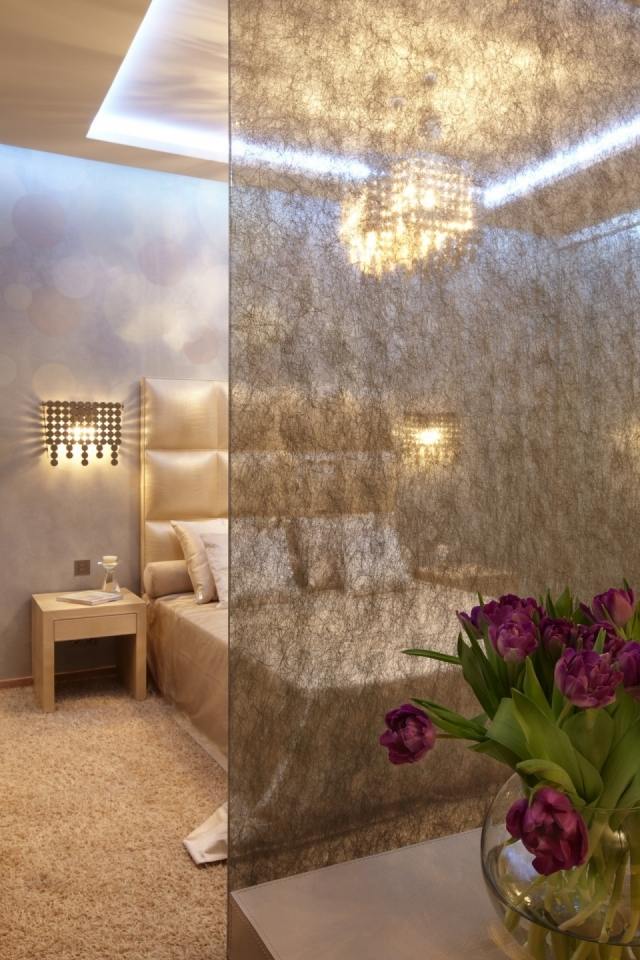 rumsdelare-sovrum-beige-dekoration-paneler-halv-synlig-led-belysning-tak