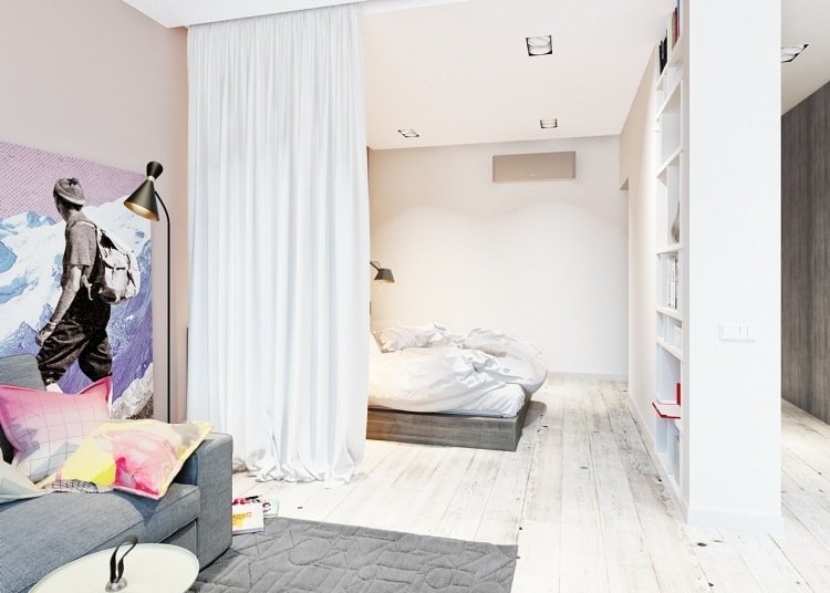 rumsdelare-sovrum-vit-vägg-design-affisch-vägg-måla-ljus-grå-soffa-säng-gardin