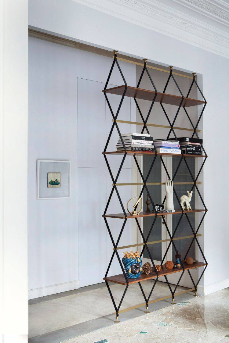 gör rumsdelare själv diy partition vägg rumsdelare vardagsrum design geometriska former artefakter böcker