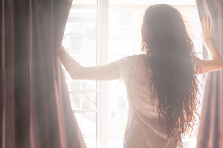 hur man vaknar snabbt på morgonen öppna gardiner ljus