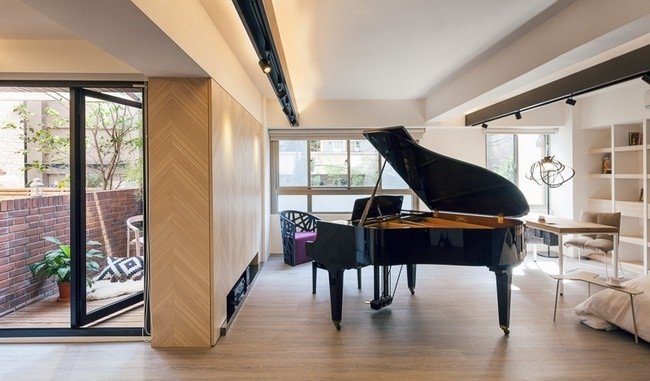 Ett rum lägenhet-uteplats glasrutor-piano modernt minikök