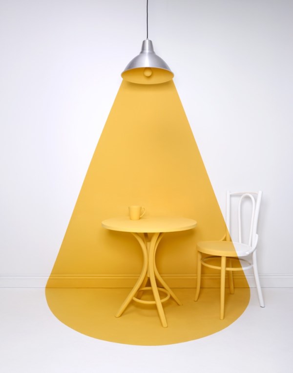 Bord och stol i plast med gult ljus