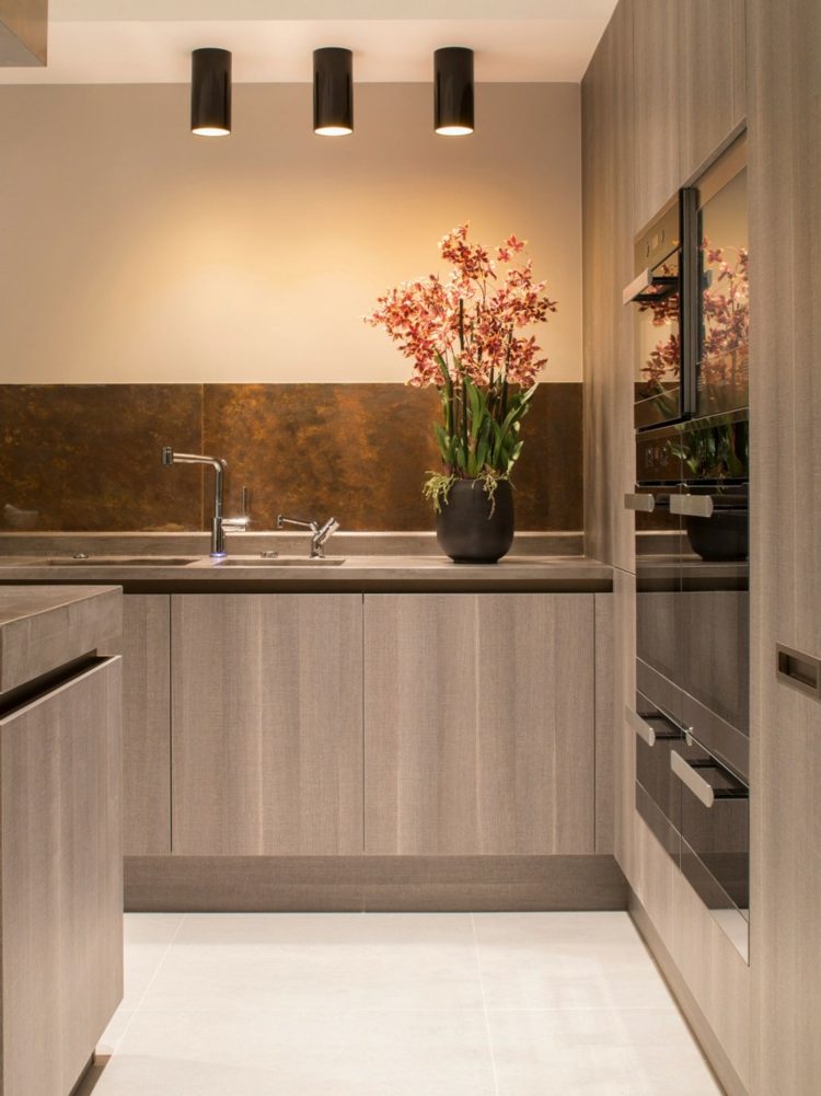 bakvägg-kök-modern-minimalistisk-metall-stänk-skydd-grå-trä
