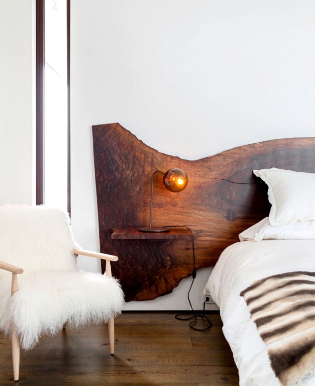 sovrum rustikt massivt äkta trä sänggavel pälsfilt