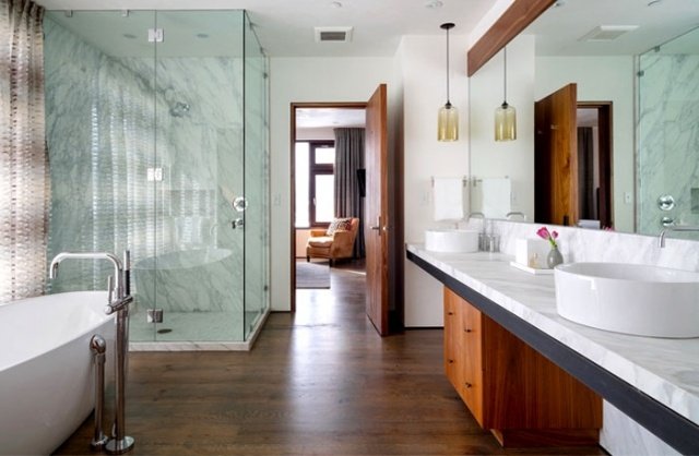 modernt badrum trägolv duschkabin i glas