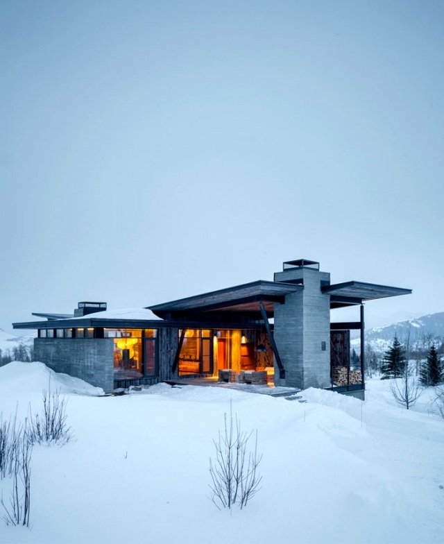 rustikt modernt hus berg snö varmt ljus