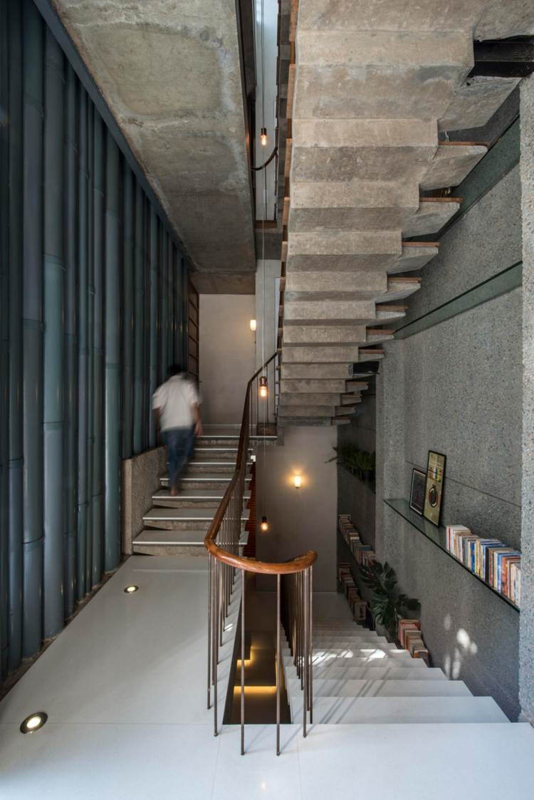 trappa betong metallrör väggböcker belysning
