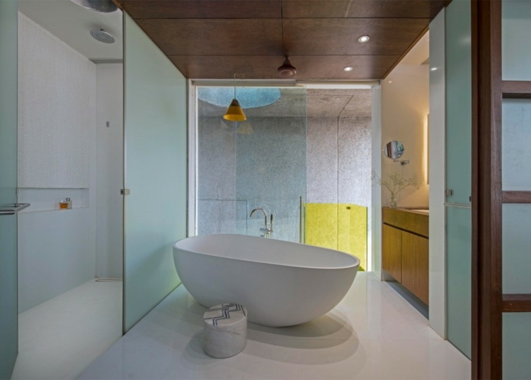 badrum fristående badkar färgat glas trä mumbai collage hus