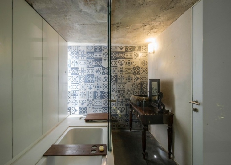 collage house s + ps architects mumbai india badrum accent vägg badkar trä