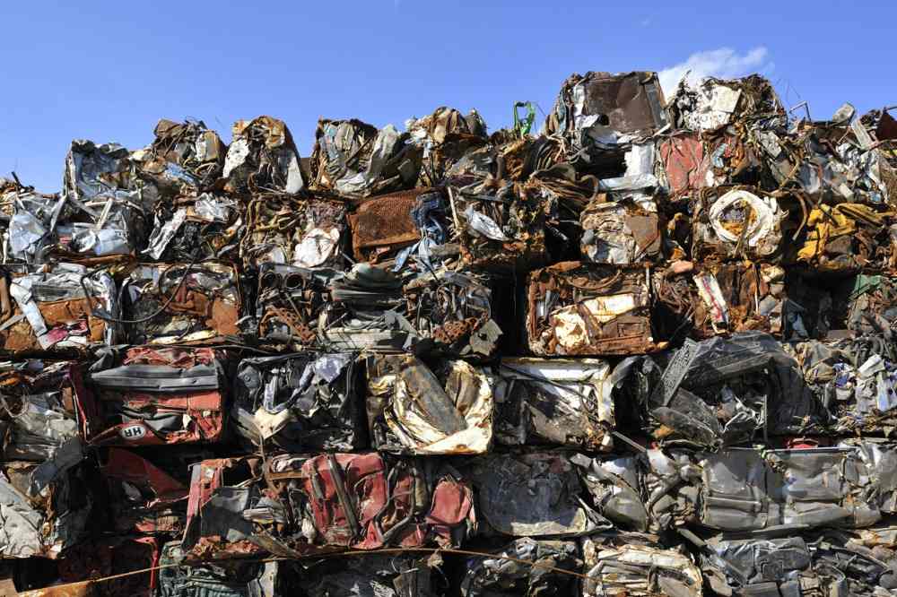 kasta bort järnavfall, återanvänd stål och andra material som kan återvinnas