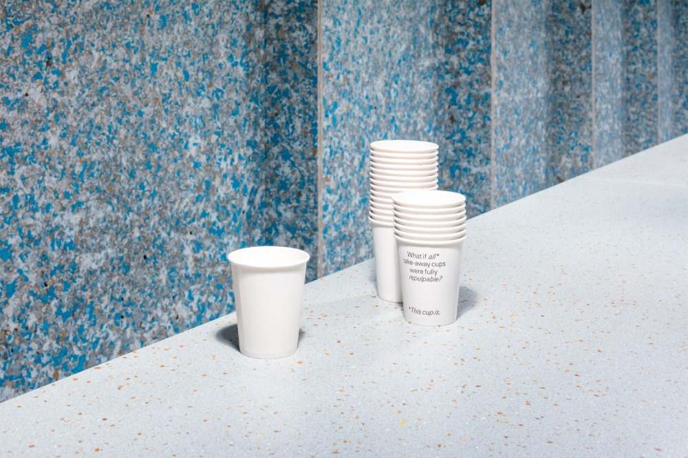 konceptet att återanvända plast som en mugg för kaffe