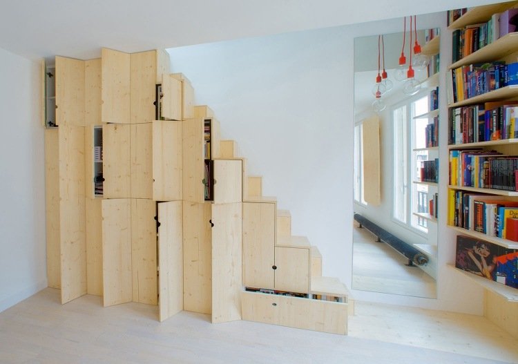 Hylla-sluttande tak-trappor-trä-skåp-bibliotek-spegel-böcker-lampor
