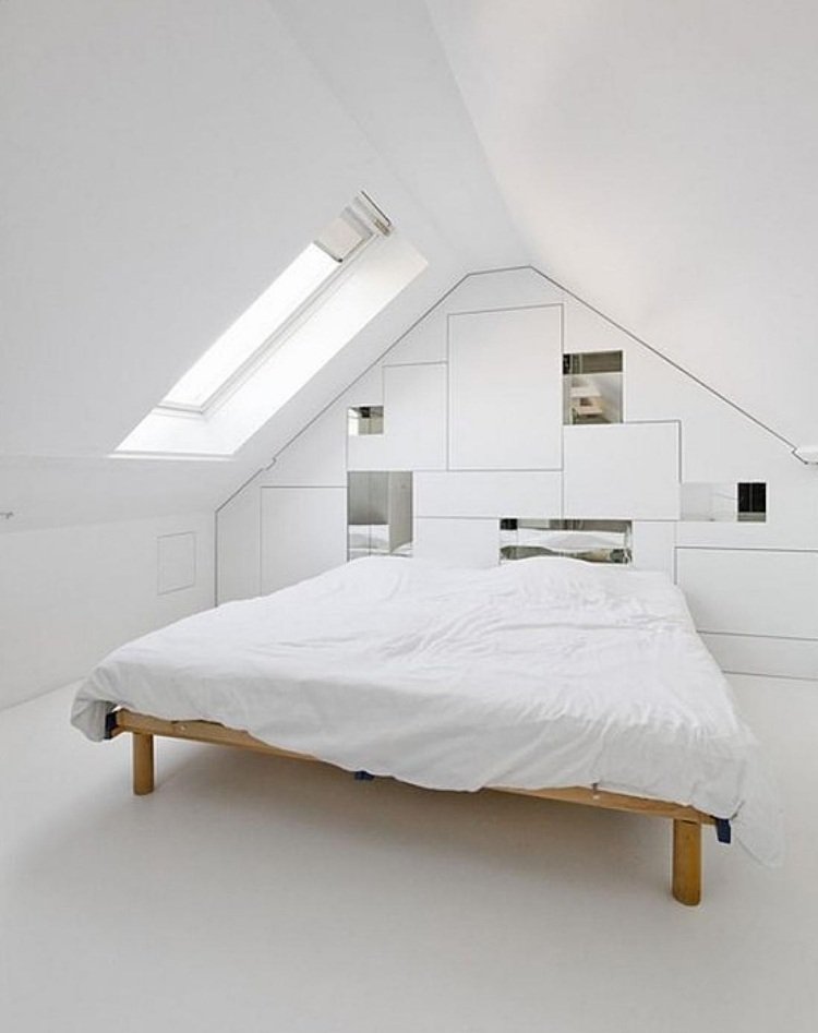 Hyllplan i tak-sovrum-vit-vägg-hylla-skandinavisk stil
