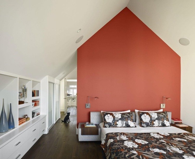 Hyll-sluttande tak-sovrum-korall-färg-säng-sängkläder-hall-öppet