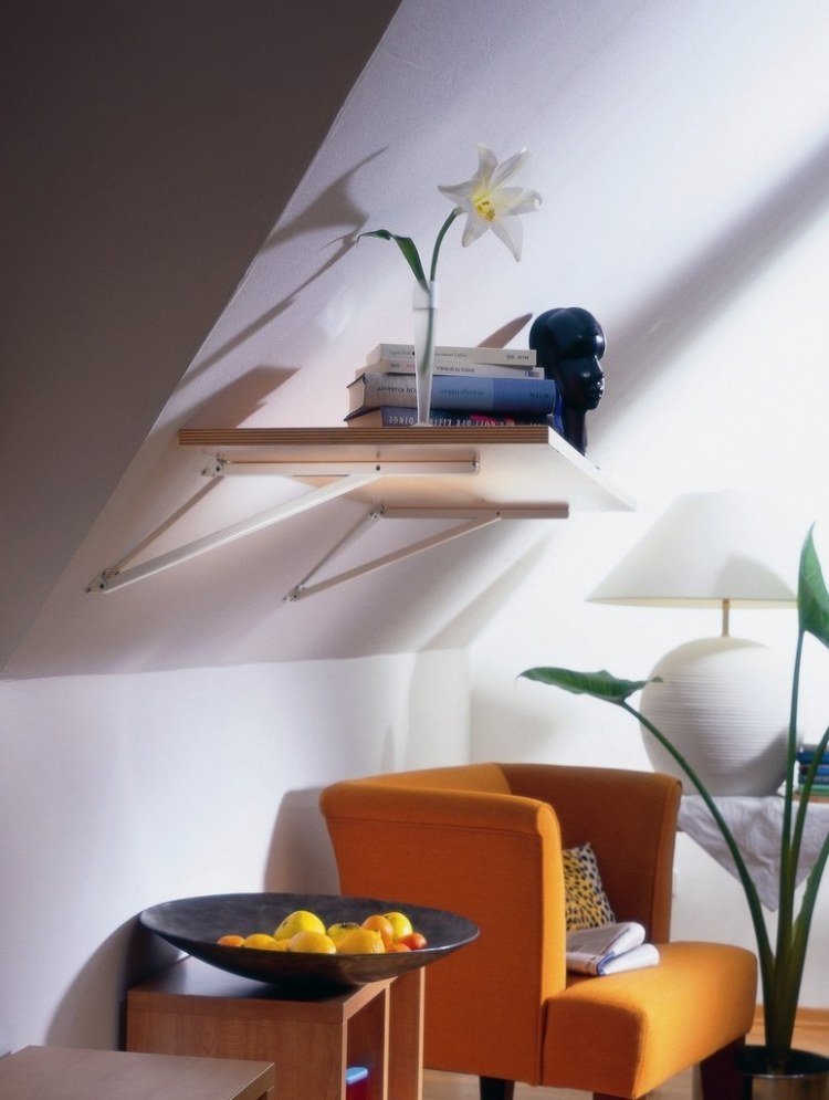 Hylla-sluttande-stoppad fåtölj-orange-deco-bord lampa-blomma