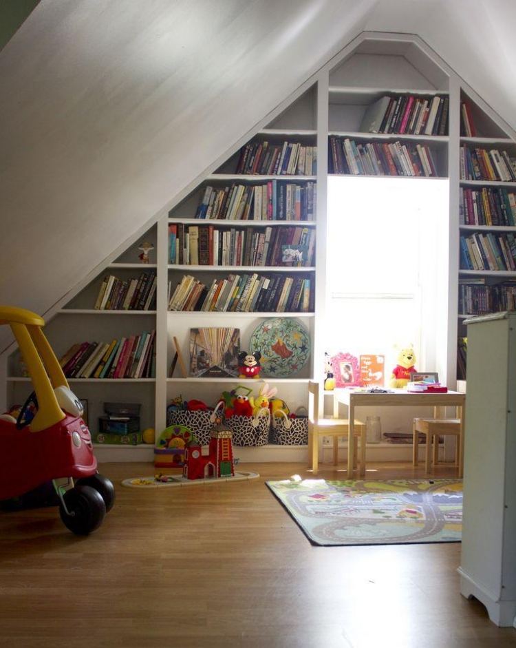 Hyll-sluttande tak-barnrum-bibliotek-leksaker-trägolv-leksaker-gosedjur
