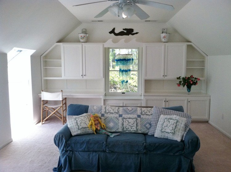 Hyll-sluttande vägg-skåp-vit-traditionell-soffa-lock-flyttbara-hus