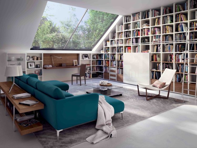 Hylla för snedtak-vardagsrum-bibliotek-soffa-turkos-rum-vit-takfönster