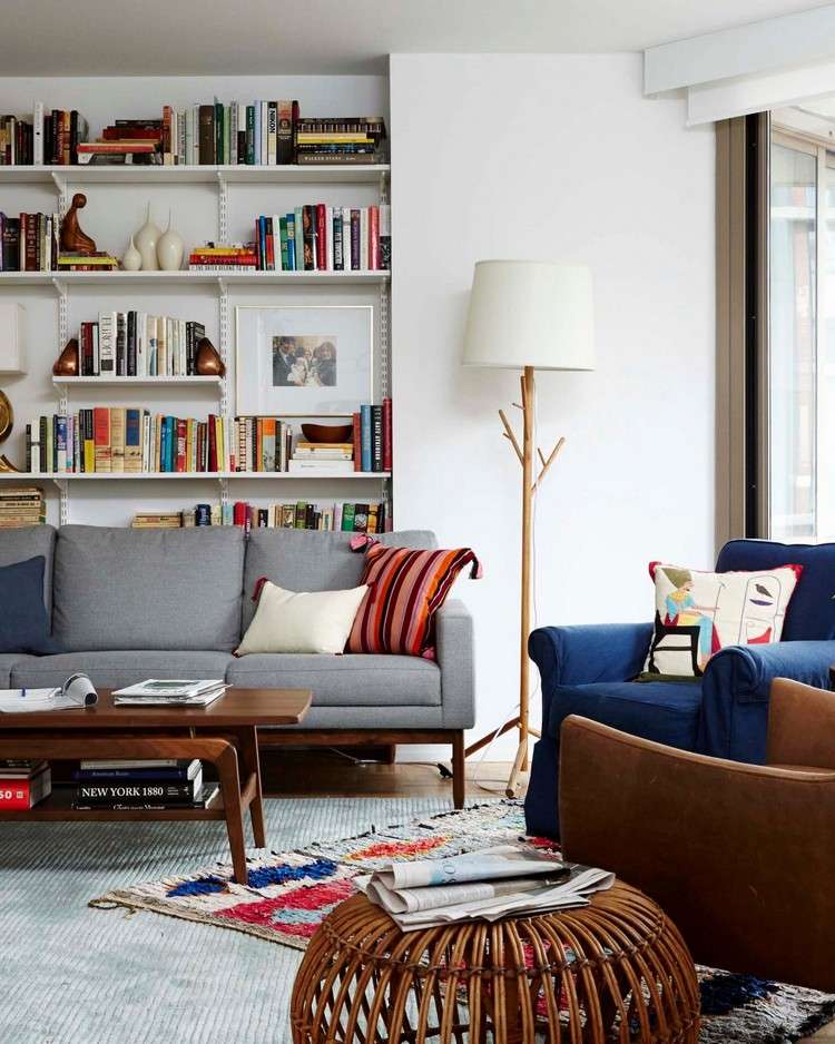 enkel hylla bakom soffan visa böcker dekoration
