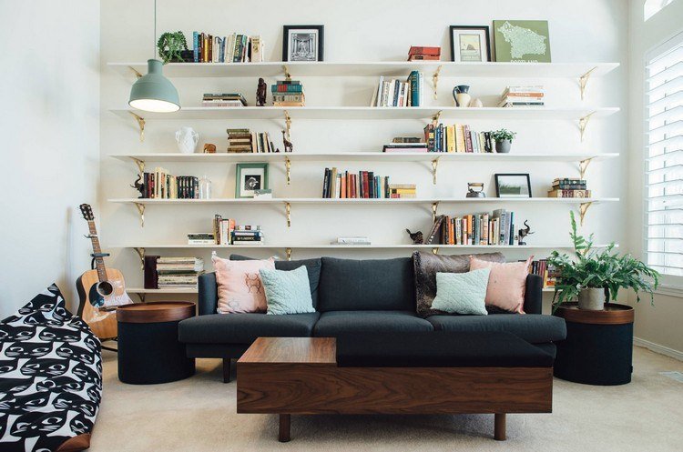 öppen hylla bakom soffan modernt möblerat vardagsrum