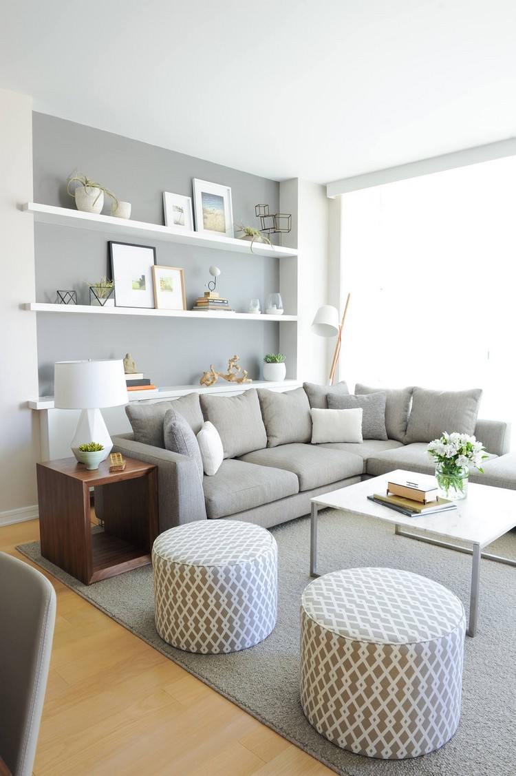 vardagsrumsmöbler grå vita hyllor bakom soffan