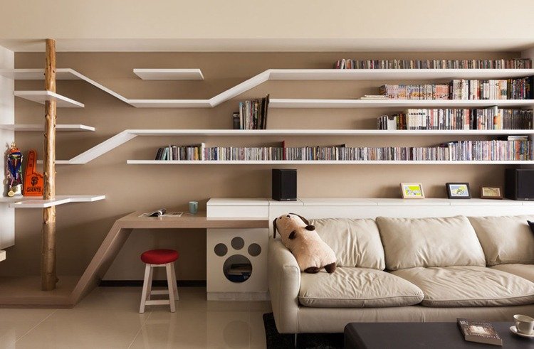 Hyllor anpassade efter mått -design-kattträd-vardagsrum-soffa-beige-bokhylla