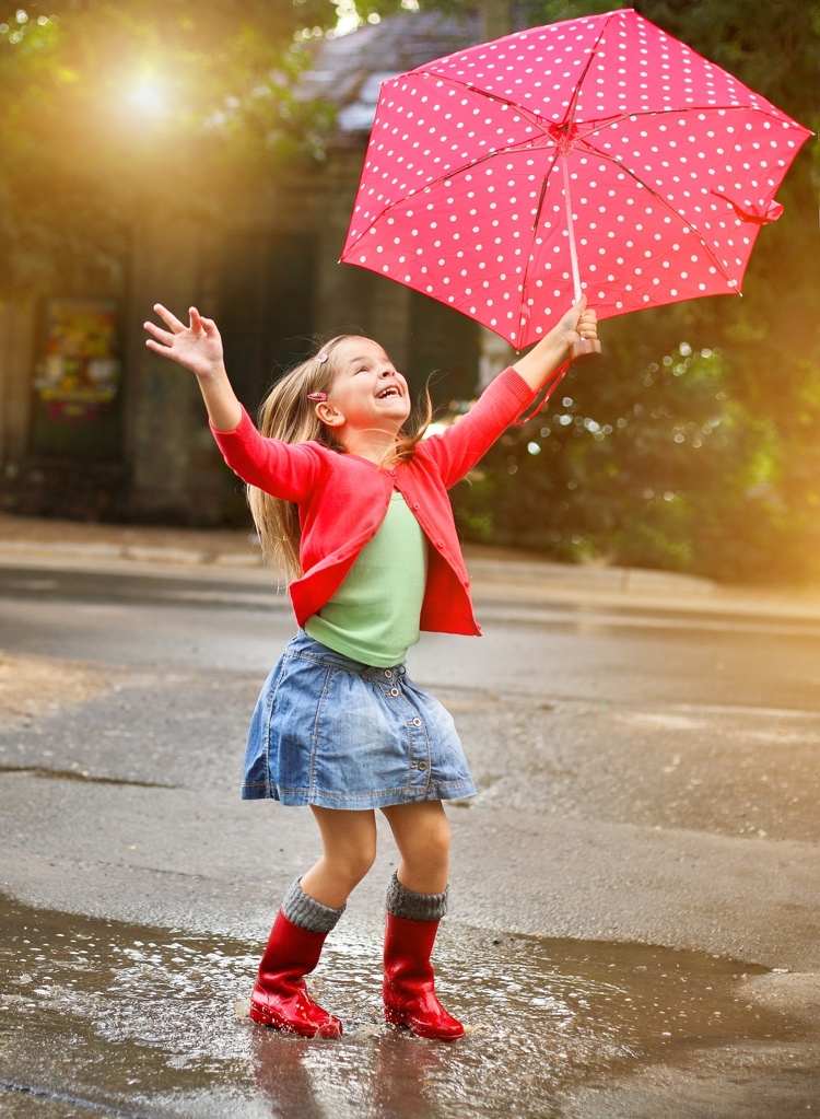 Barnens regnkläder med gummistövlar och paraply
