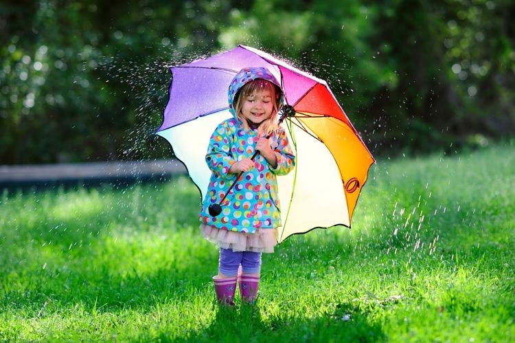 Barngummistövlar och paraply för barn med regnkläder