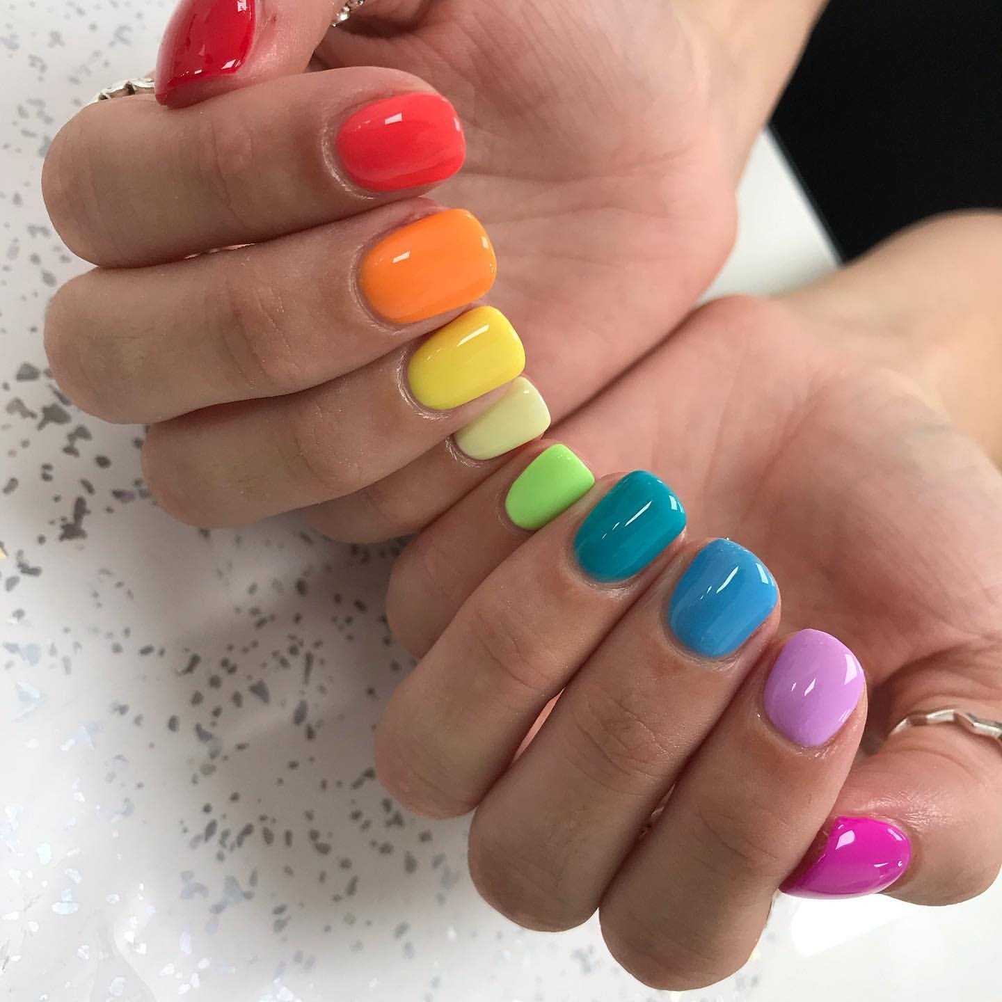 Rainbow naglar med svamp gör dig själv nagellack trender sommar