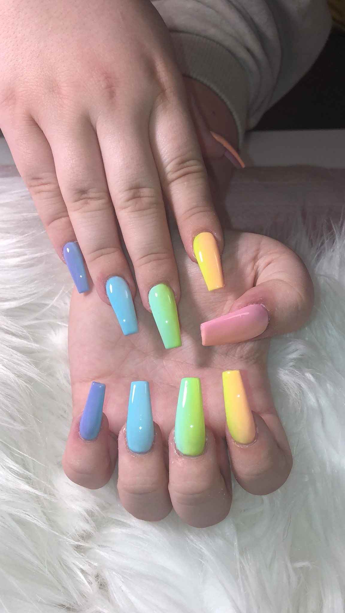 Gel naglar regnbågsfärger nageltrender pastell nagellack sommar