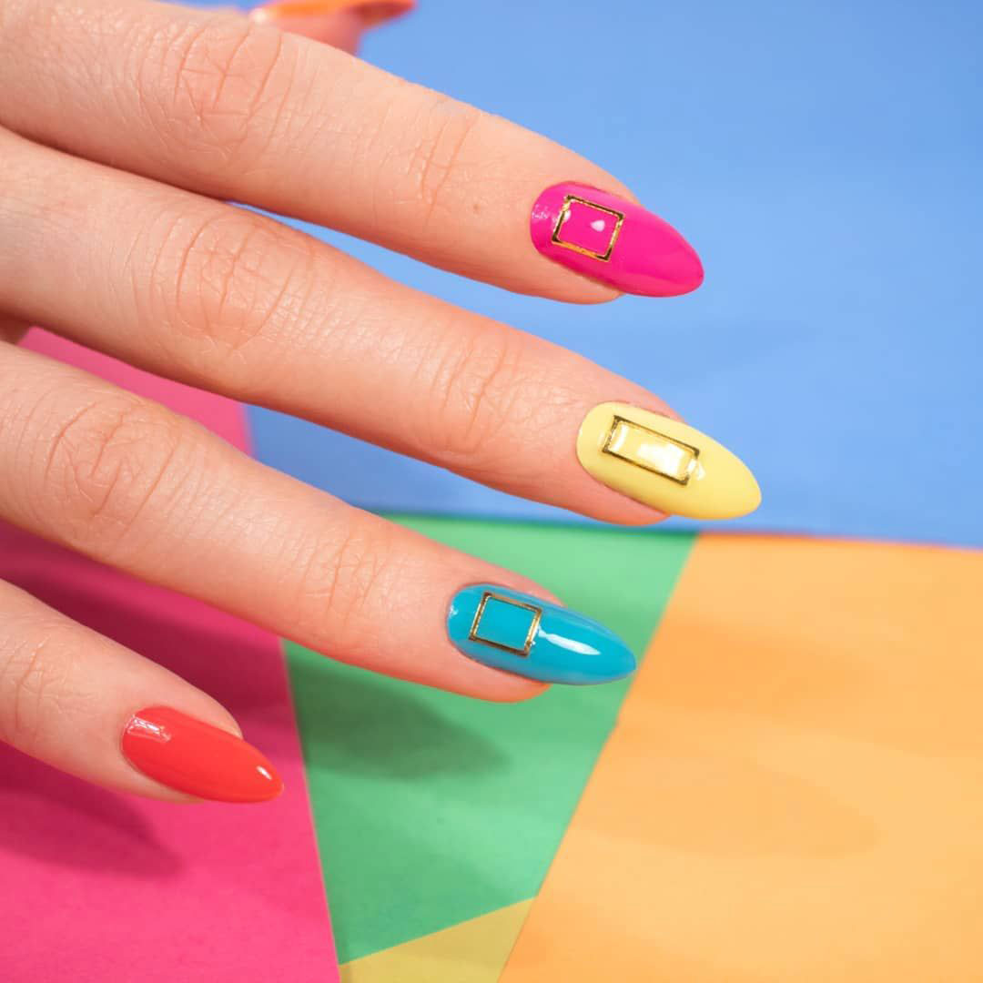 Måla naglar regnbågsfärger nagellack nageldekoration idéer