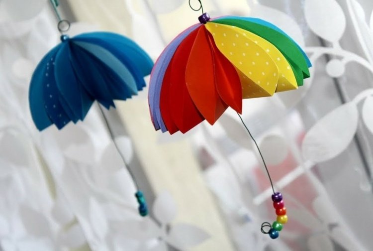 Häng upp hemlagade paraplyer med tråd och pärlor som dekoration
