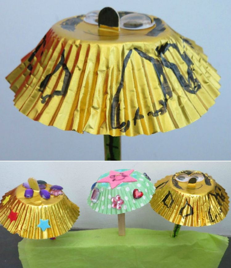 Vänd pappersfodral för muffins till paraplyer med popsicle -pinnar