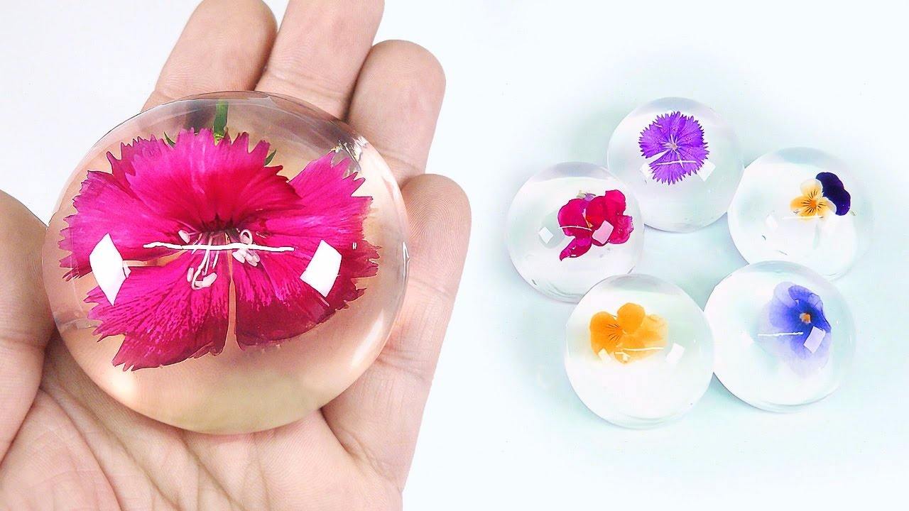 Idéer till vattentårtan med ätbara blommor i olika färger