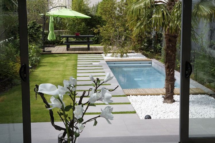 terrasserad trädgård-design-idéer-pool-sittgrupp
