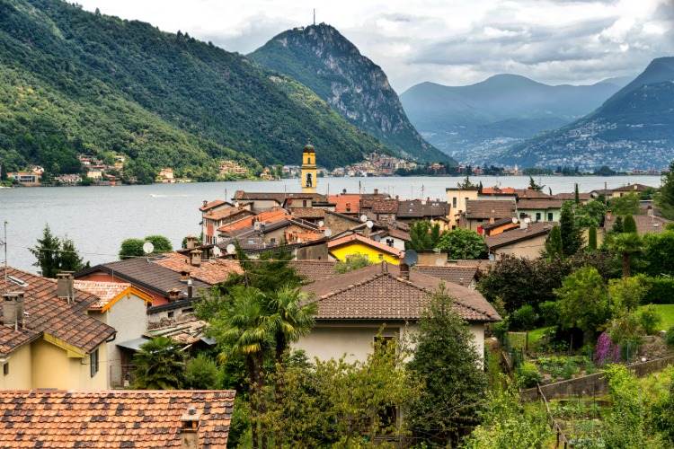 Ceresio Lake Ticino i Schweiz vacker utsikt i slutet av sommaren