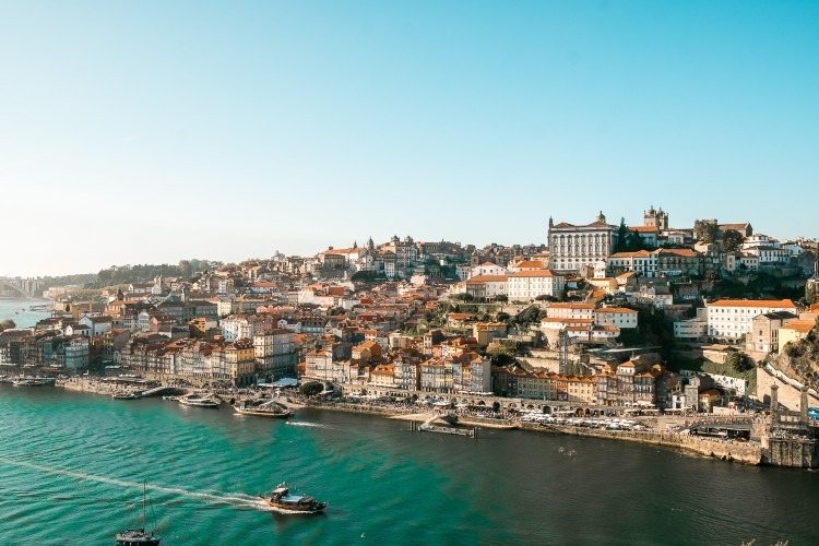 stadsutsikt över Porto med floden i Portugal