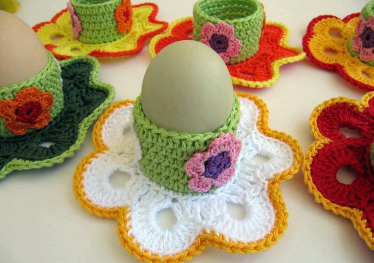 Påsk-dekoration-gör-det-själv-virka-färgglada-garn-äggkoppar-idé-blommor