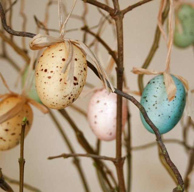 Trädgrenar - påskägg målar dekoration - att hänga på bordet
