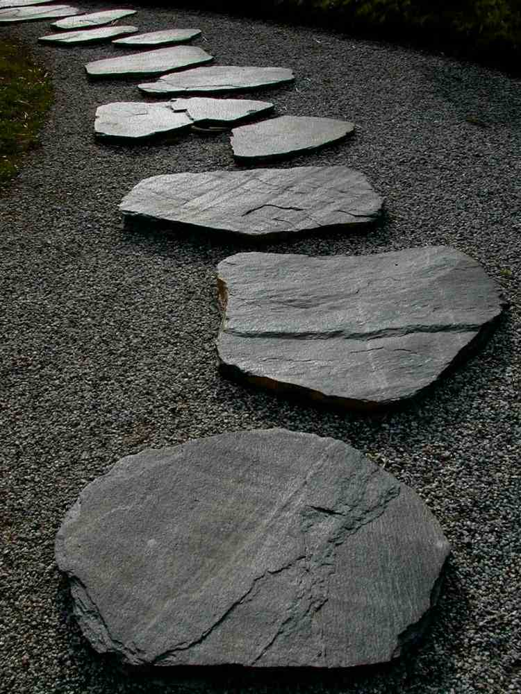 trädgård design-zen-stenar-trädgård-stig-grus-grå-mörk