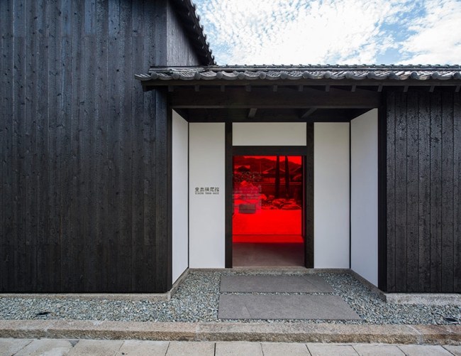 Entré röda lokaler-röda glaspaneler-yokoo nagayama-hus konstmuseum