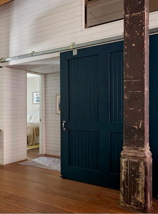 designer lägenhet skjutdörr trä vägg design vita golvbrädor