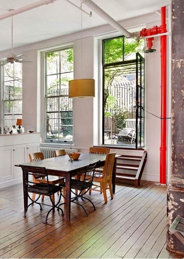 Rustik lägenhet loft trä planka golv accenter i djärva färger