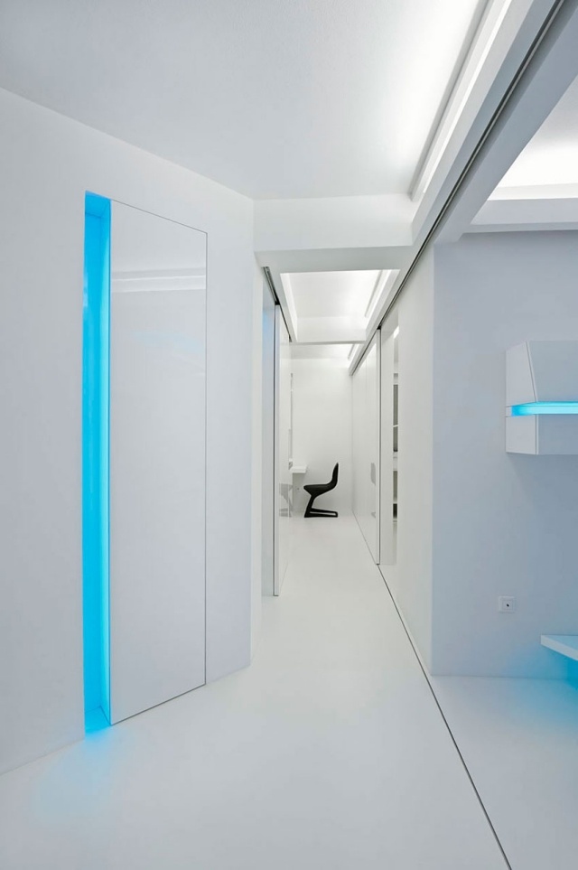 modern-vit-lägenhet-efter-renovering-rgb-led-remsor-ljusblå