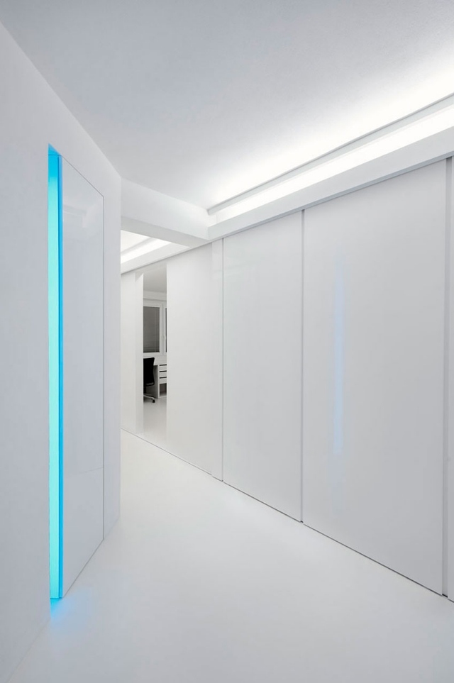 vit-lägenhet-futuristiska-designade-väggar-skjutdörrar-polyuretan-golv