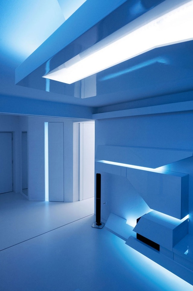 vitt-vardagsrum-futuristiska-inredning-integrerade-led-remsor
