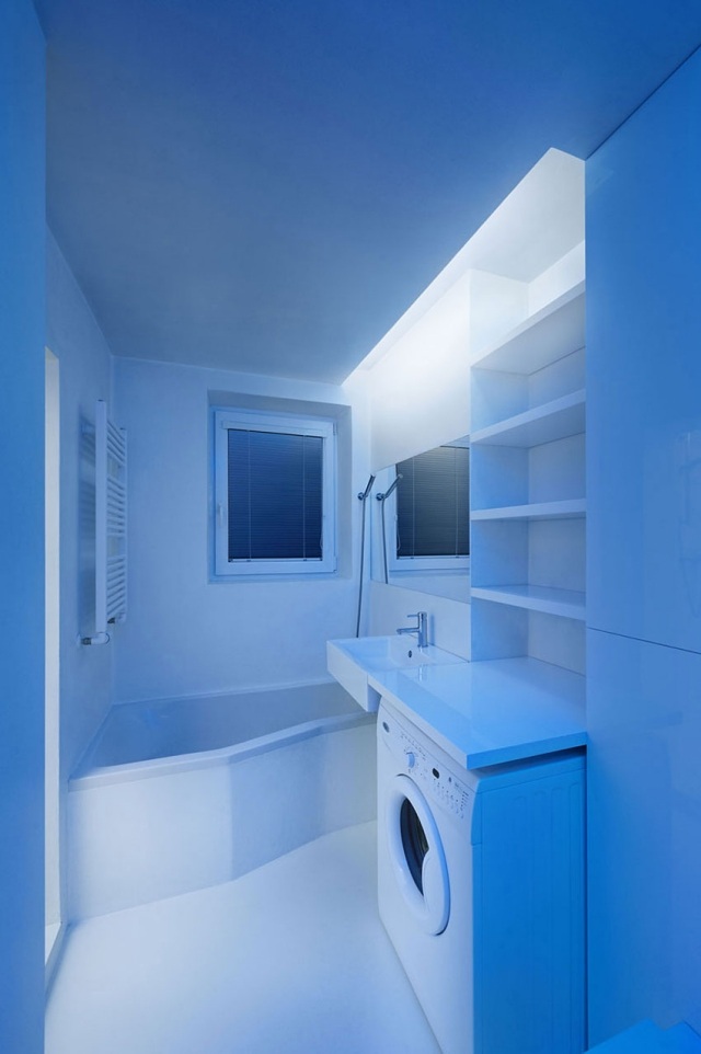 tvättstuga-vita-väggar-glans-blå-med-konstgjord belysning