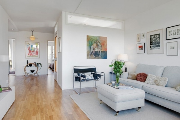 Renoverad lägenhet Sverige-vita väggar-dekoration puristisk