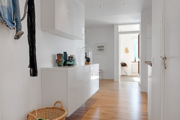 Renvita, enkla möbler i korridordesign, vit lackfärg, utan handtag