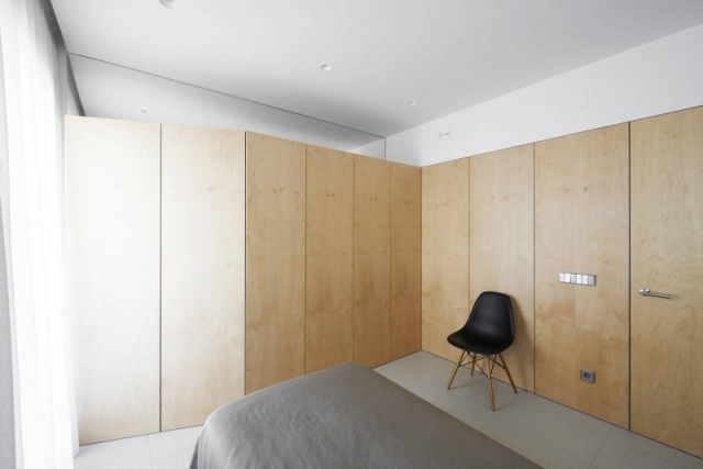 minimalistisk sovrum trävägg design garderob